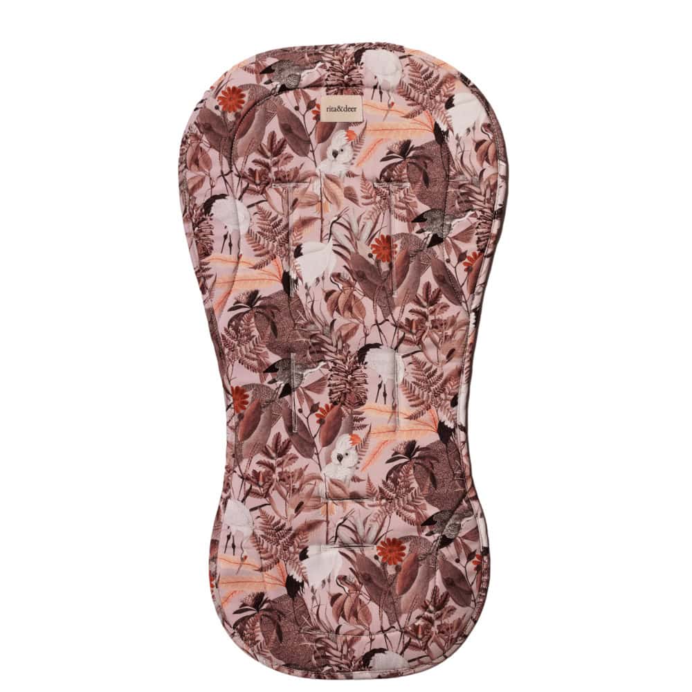 colchoneta universal bugaboo rosa con estampado de animales como la cacatúa, flores y ramas del bosque tropical