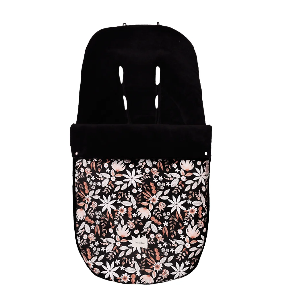 saco silla paseo Black Garden para carro de bebé de invierno con interior de pelito suave y estampado de flores con fondo negro