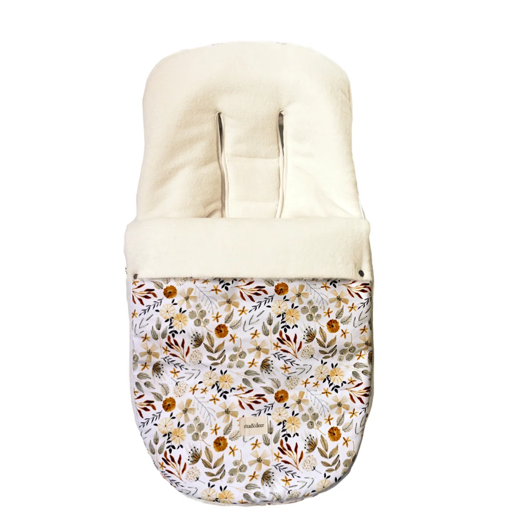 saco para carro de bebé de invierno con estampado bloom de flores en y tonos ocre,negras y un sutil fondo blanco