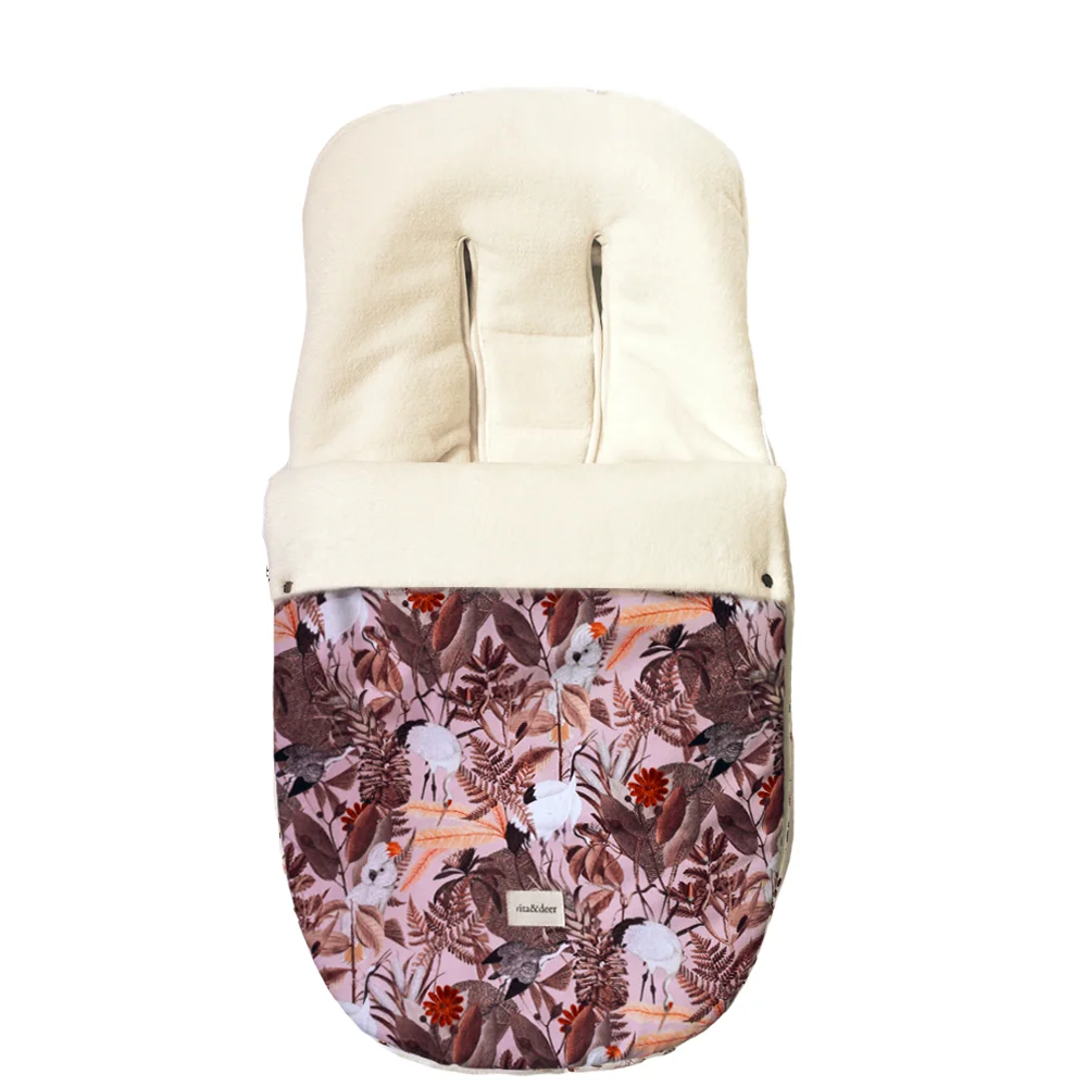 saco para carro de bebé de color rosa y estampado de animales.