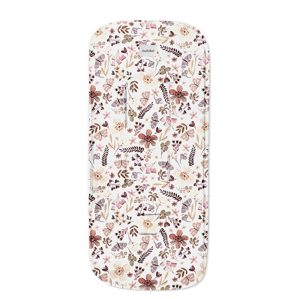 Colchoneta universal butterfly para silla de paseo, podrás personalizar tu carro de bebé con el estampado de la colección Butterfly llena de mariposas y flores en diferentes tonos como burdeos, beige, morados y negros entre otros. La colchoneta es ideal para proteger la sillita de paseo de manchas y roces. Fabricada en algodón 100%orgánico GOTS, antimanchas e impermeable, una colchoneta universal confortable y esponjoso, el dorso en tejido técnico 3D la hace muy transpirable para los paseos de tu bebé. Confeccionada a mano en España, esta colchoneta le dará otro aire a tu carrito. Lleva unos ojales en la parte de los hombros, cintura y entrepierna para sujetar bien al bebé, los ojales vienen sin abrir para que abráis conforme lo necesitéis.