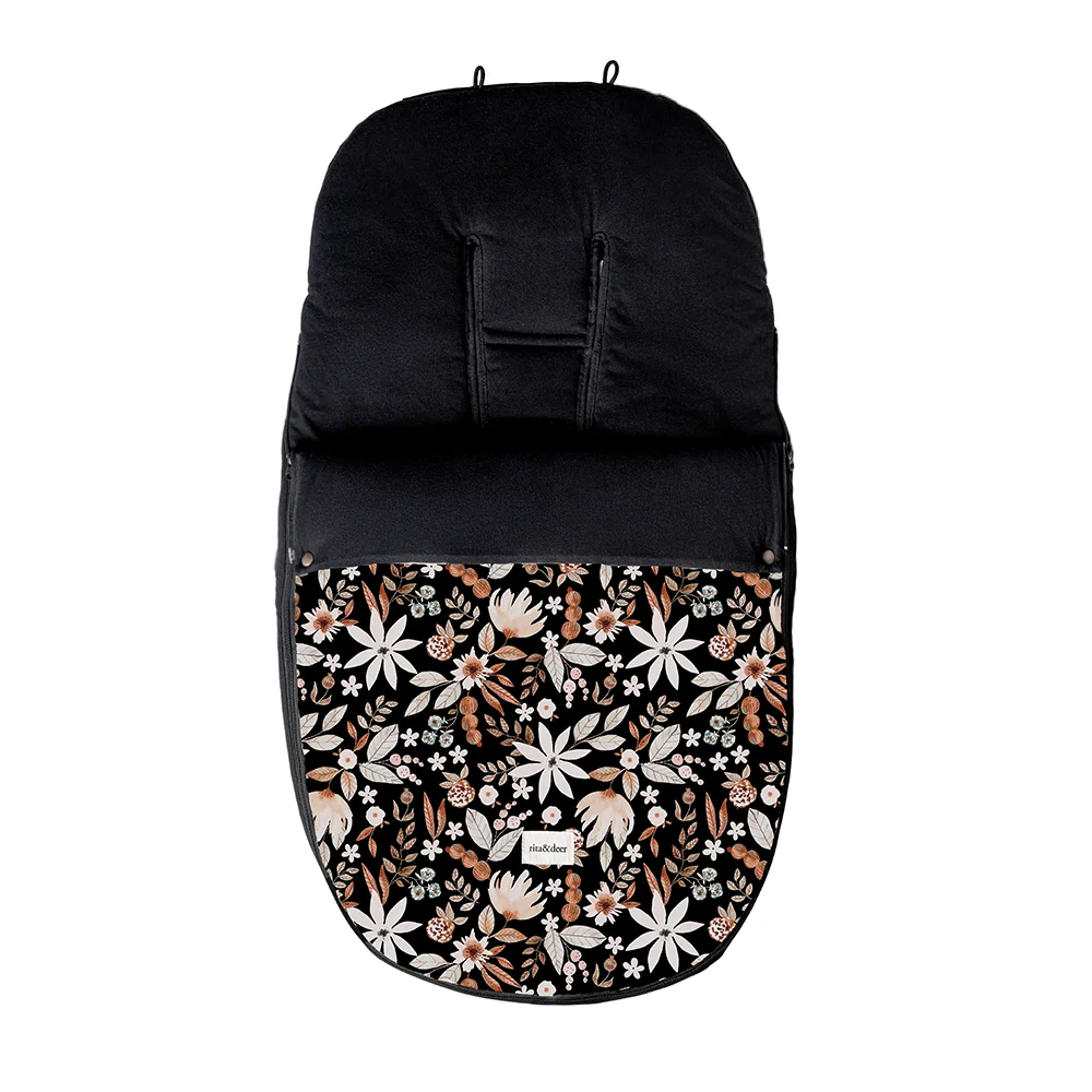 saco carro bebé de entretiempo en color negro con estampado de flores.