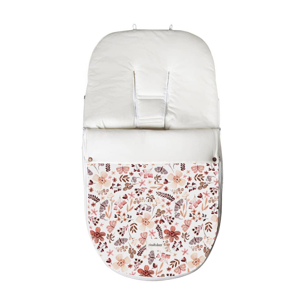 Saco carro bebé entretiempo Butterfly con estampado en mariposas y flores de colores lilas, rosas y burdeos. Saco para silla ligera confortable fabricado en algodón 100% orgánico.