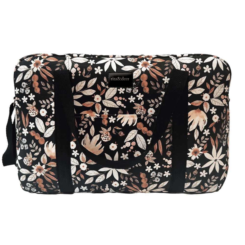 bolsa de maternidad hospital o maleta de maternidad con estampado de flores en tonos tierra y fondo negro