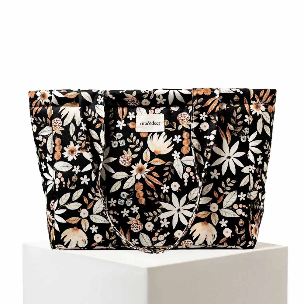 bolso de carro black garden negro y estampado de flores cálidas. bolso de carro antimanchas e impermeables