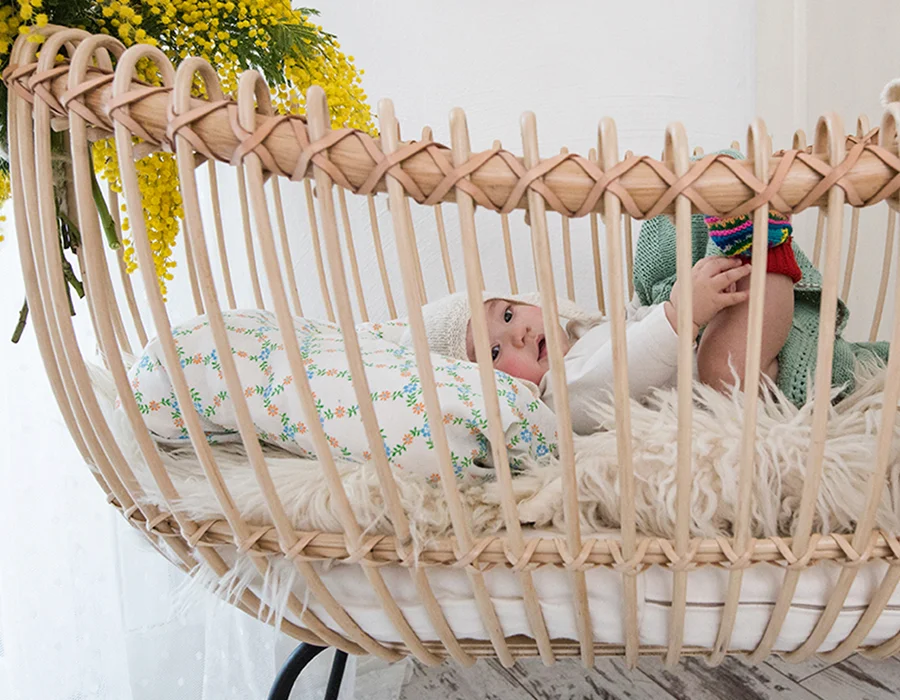 cuna de bebé de mimbre y ratan de la marca bermbach handcrafted