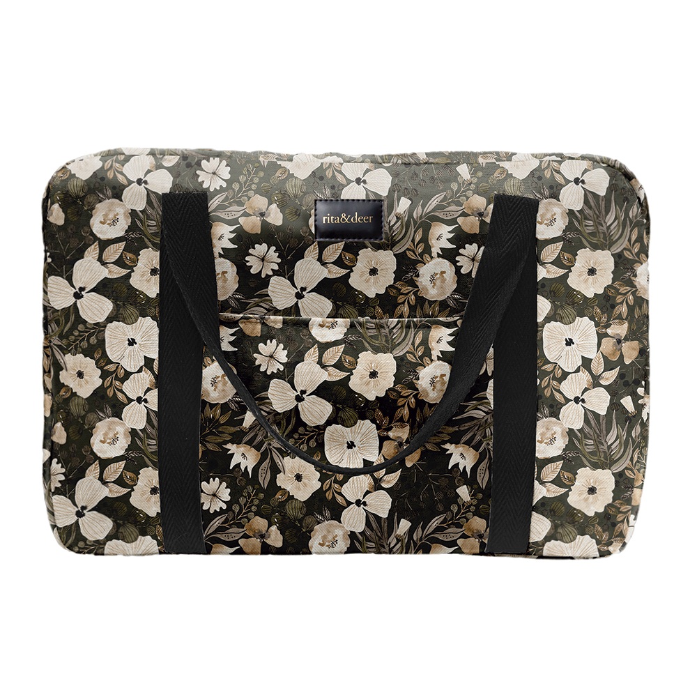 bolsa o maleta de maternidad para hospital o de viaje con estampado de flores en diferentes tonos y fondo verde. Bolsa de maternidad original y diferente de rita&deer