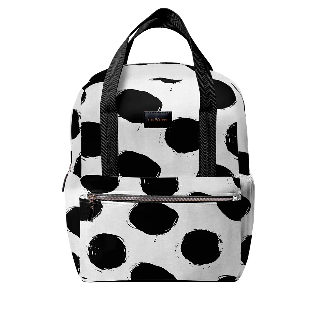 mochila para carro de bebé original y moderna con el estampado bubble dots de lunares en color negro y fondo en color blnco roto o coconut milk. Una original mochila para bebé con cinta beige