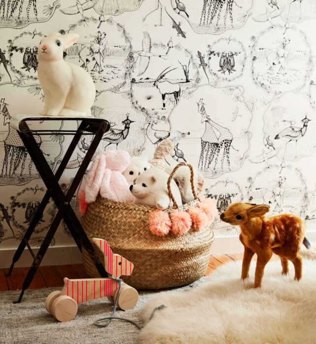 decorar habitaciones infantiles con animales de peluche, lámparas con forma de animales y vinilos de pared