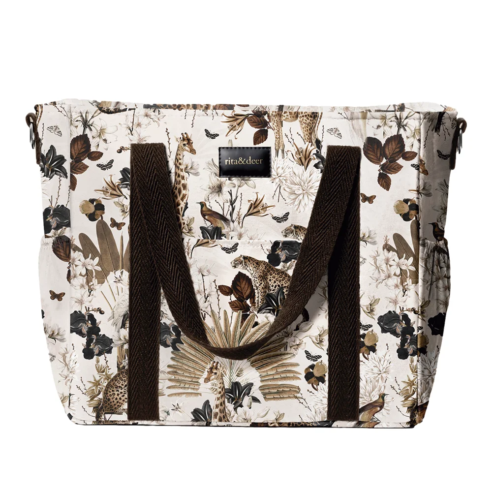 bolso para carro de bebé con estampado luxor de jirafas y leopardos fusionado con plantas y palmeras ancestrales en fondo beige y cinta marrón