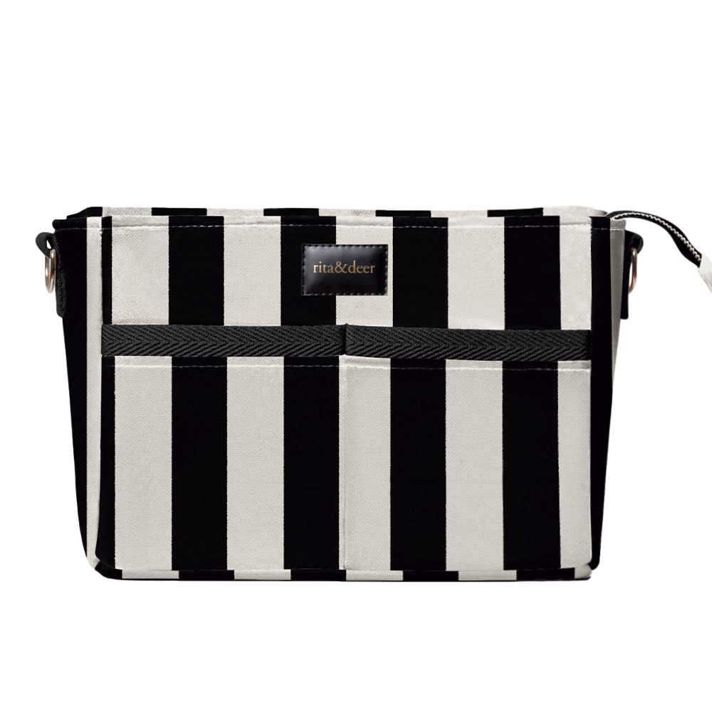 bolso organizador carro bebé con estampado a rayas negras con un fondo beige arena y cinta en negro. un práctico bolso de carro pequeño que te ayudará en los paseos para tu bebé