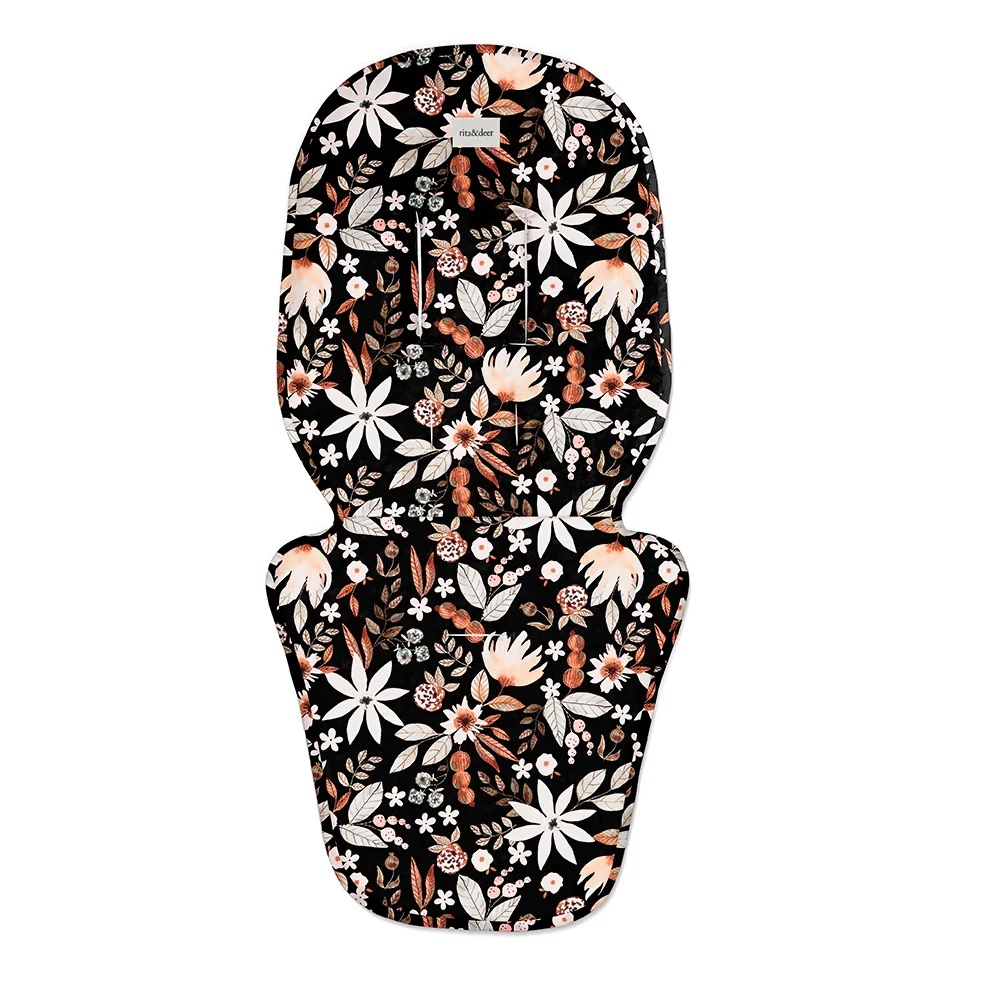 Colchoneta funda Joolz Hub 2 Black Garden compatible con Joolz Hub, Aer, Geo y Day fabricada con algodón 100% orgánico GOTS y acabado antimanchas e impermeable. Mantiene a tu bebé cómodo y fresco gracias a su relleno acolchado y al tejido 3D transpirable. Cambia el estilo de tu sillita de paseo con la colchoneta transpirable para Joolz, un artículo que no puede faltar en los accesorios de tu carrito. Conseguirás darle un toque diferente con nuestra colección Black Garden en fondo negro y flores marrones. Combina la colchoneta de carro con el bolso del mismo estampado o con el resto de accesorios de la colección Black Garden.