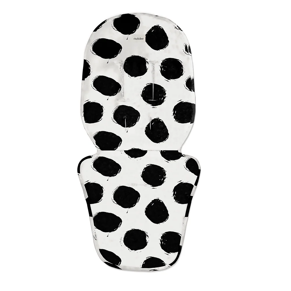 Colchoneta Joolz Hub 2 Bubble Dots fabricada en algodón 100% orgánico GOTS y Oeko-tex 100, mantiene a tu bebé cómodo y fresco gracias a su relleno acolchado y al tejido 3D transpirable. Cambia el estilo de tu sillita de paseo con la colchoneta transpirable para Joolz, antimanchas e impermeable, un artículo que no puede faltar en los accesorios de tu carrito. Conseguirás darle un toque diferente con nuestra colección Bubble Dots en fondo blanco roto y lunares en negro. Combina la colchoneta de carro con el bolso del mismo estampado o con el resto de accesorios de la colección Bubble Dots.