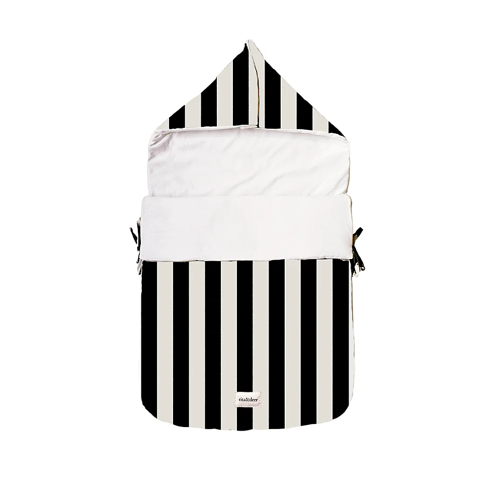 saca para capazo de bebé rayas negras y fondo beige. saco capazo de bebé original y moderno.