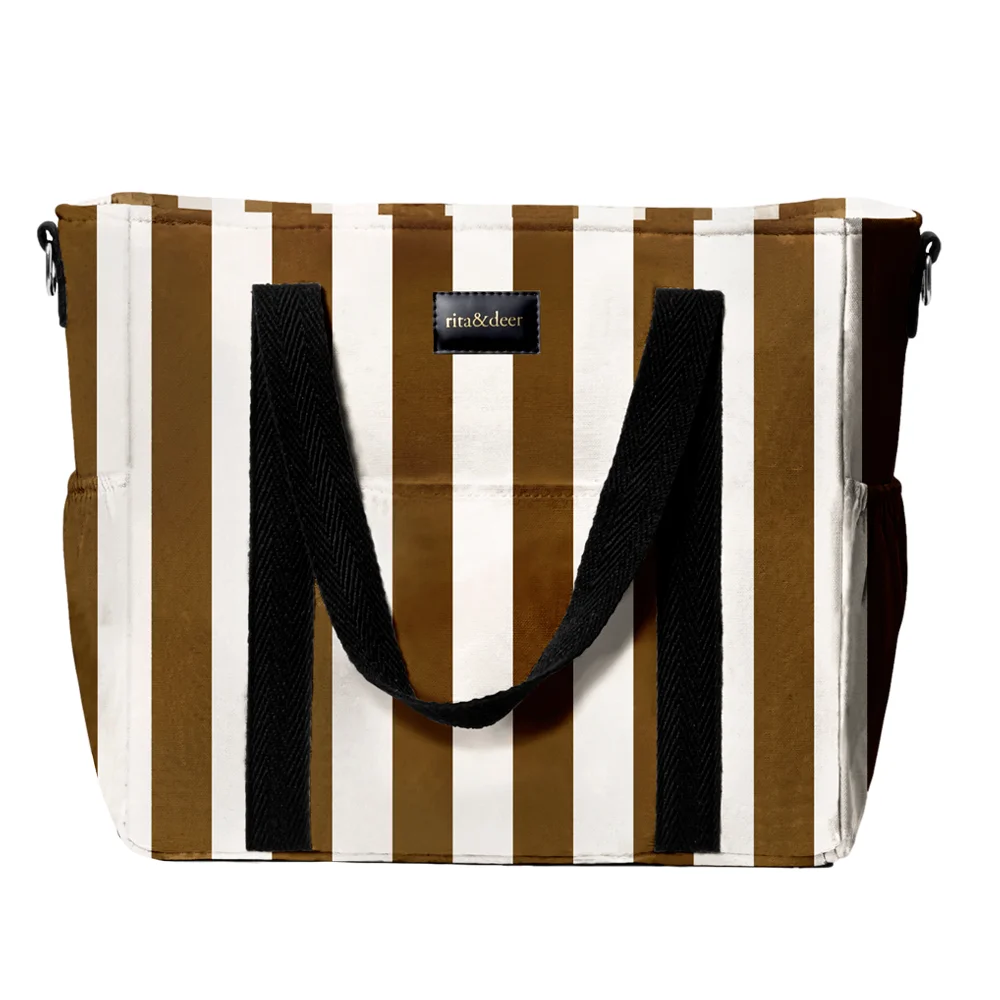 bolso para carro de bebé o bolsa para carro de bebé con estampado a rayas caramel, un original y moderno bolso de bebé con cinta de algodón negra que podrás combinarla con el estampado luxor de jirafas y leopardos junto con palmeras y plantas exóticas