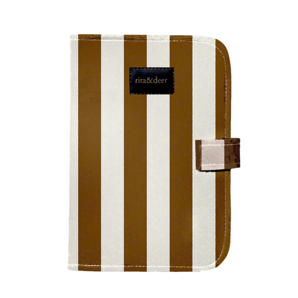 portadocumentos de bebé y portadocumentos par bebé con estmpado a rayas caramel beige. Un original estampado para el portadocumentos antimanchas e impermeables
