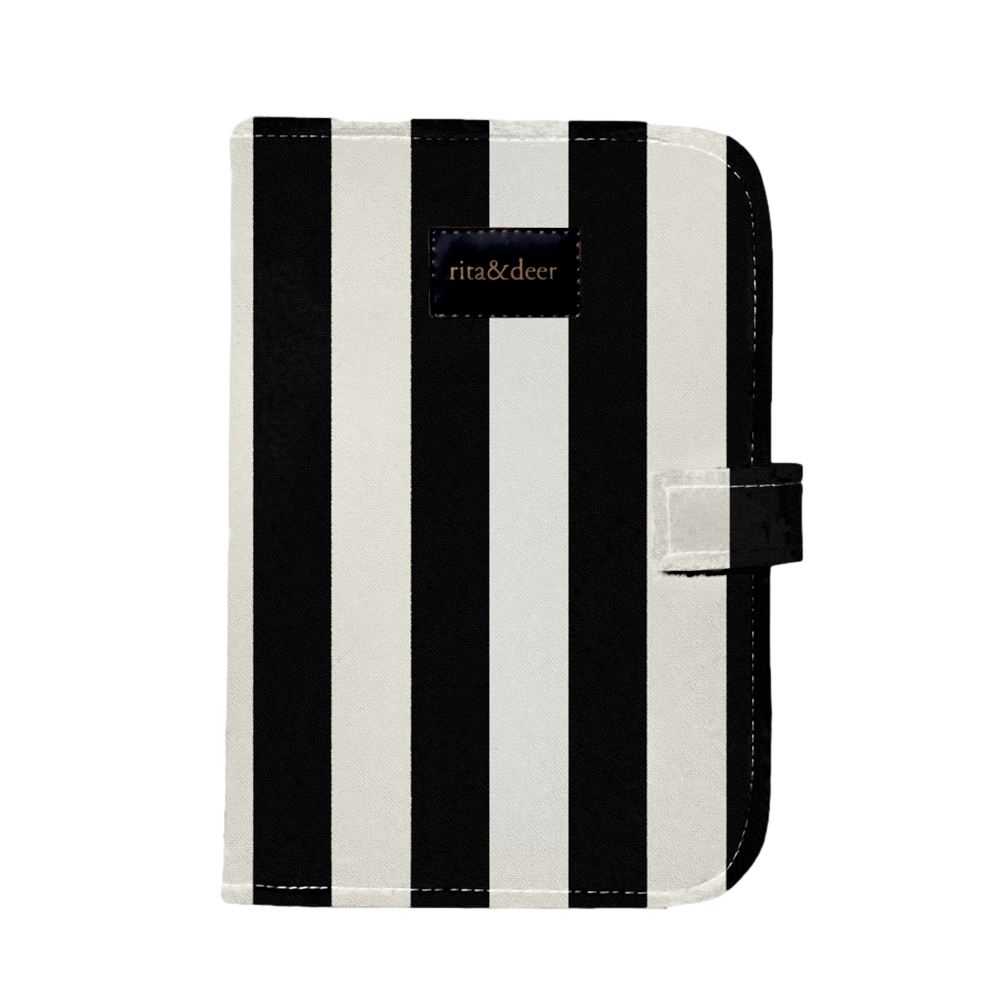 portadocumentos de bebé y portadocumentos par bebé con estmpado a rayas negrasy beige. Un original estampado para el portadocumentos antimanchas e impermeables