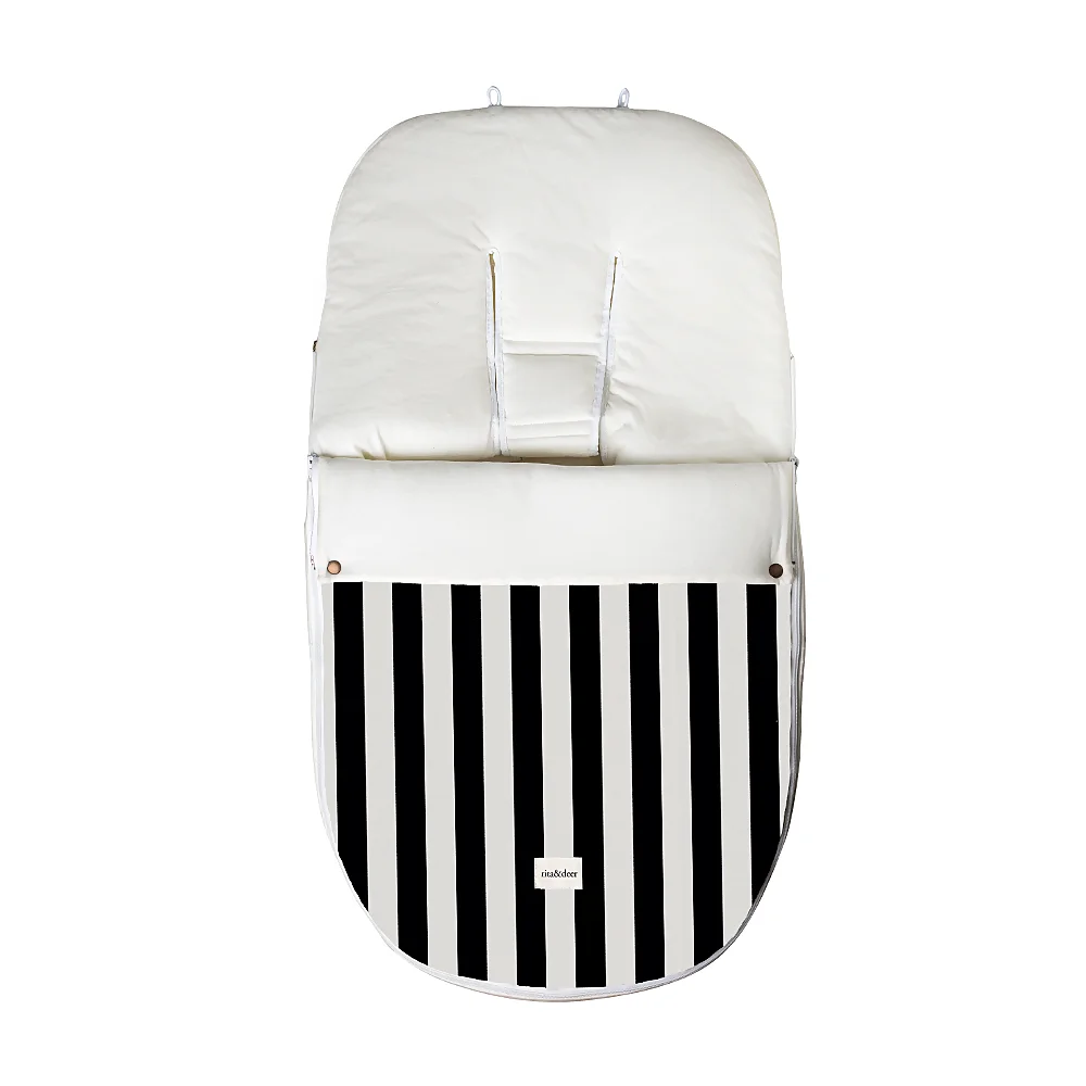 Saco carro bebé entretiempo rayas negras con estampado en mariposas y flores de colores lilas, rosas y burdeos. Saco para silla ligera confortable fabricado en algodón 100% orgánico.