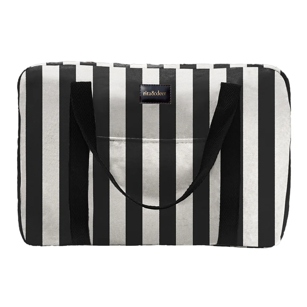 Bolsa de maternidad de hospital única, de una excelente calidad y que además de ser preciosa es funcional, nuestra bolsa de maternidad está diseñada para llevarla al hospital cuando nazca tu bebé o para cualquier viaje con los más pequeños, además tiene el tamaño perfecto para la cabina de pasajeros del avión. La colección rayas negras está pensada para que la combines con el estampado Luxor o The Striped Caramel, una combinación excepcional para que puedas mezclarlas y combinarlas a tu gusto. Amplio espacio interior en esta maleta de maternidad The Striped Black que te permitirá guardar todos los accesorios necesarios de la mamá y del bebé con varios compartimentos interiores, dos asas largas para poderla transportar y un asa larga regulable para tu mayor comodidad.