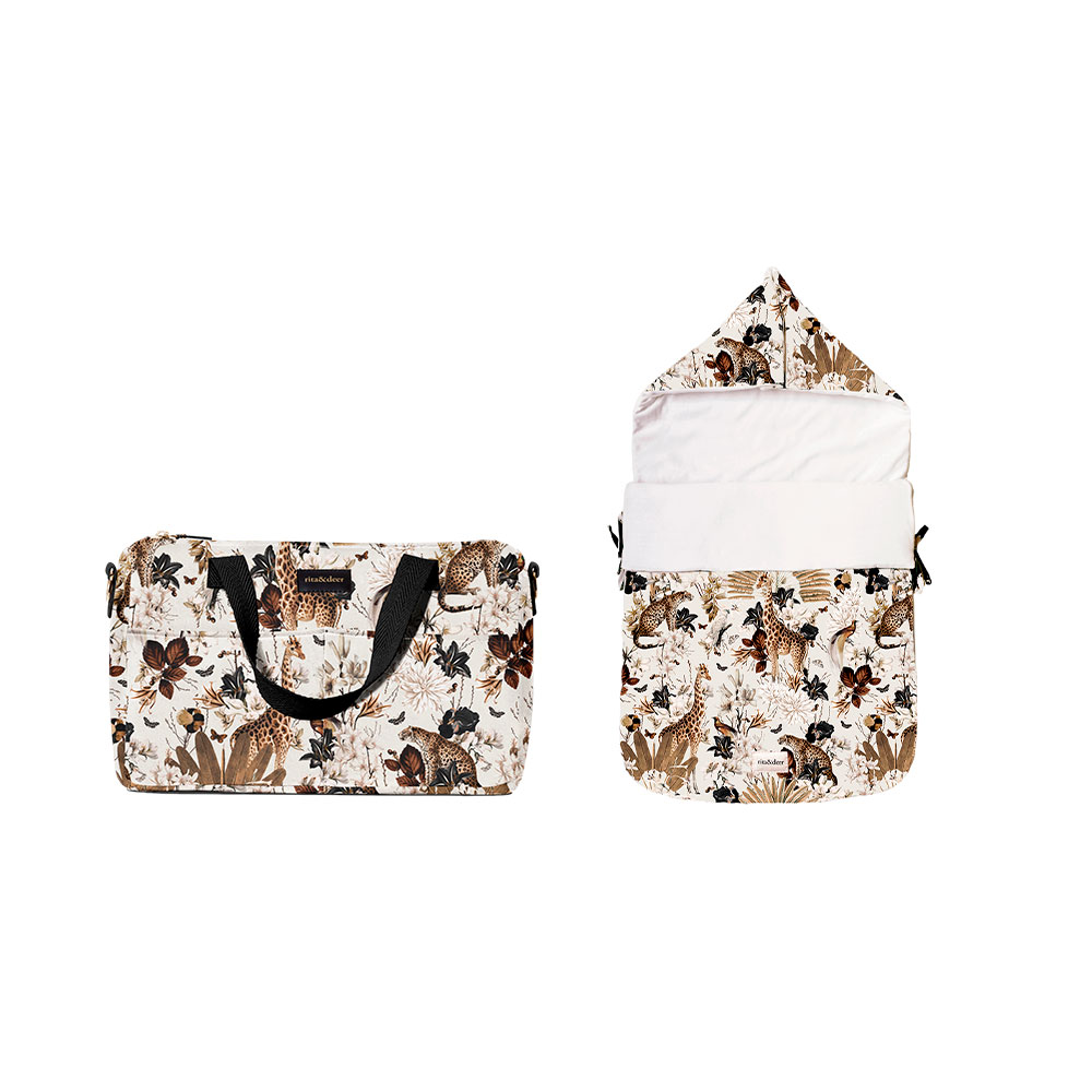 bolso para carro de bebé chester de cinta negra con saco capazo a juego luxor con estampado de jirafas y leopardos junto a plantas y palmeras