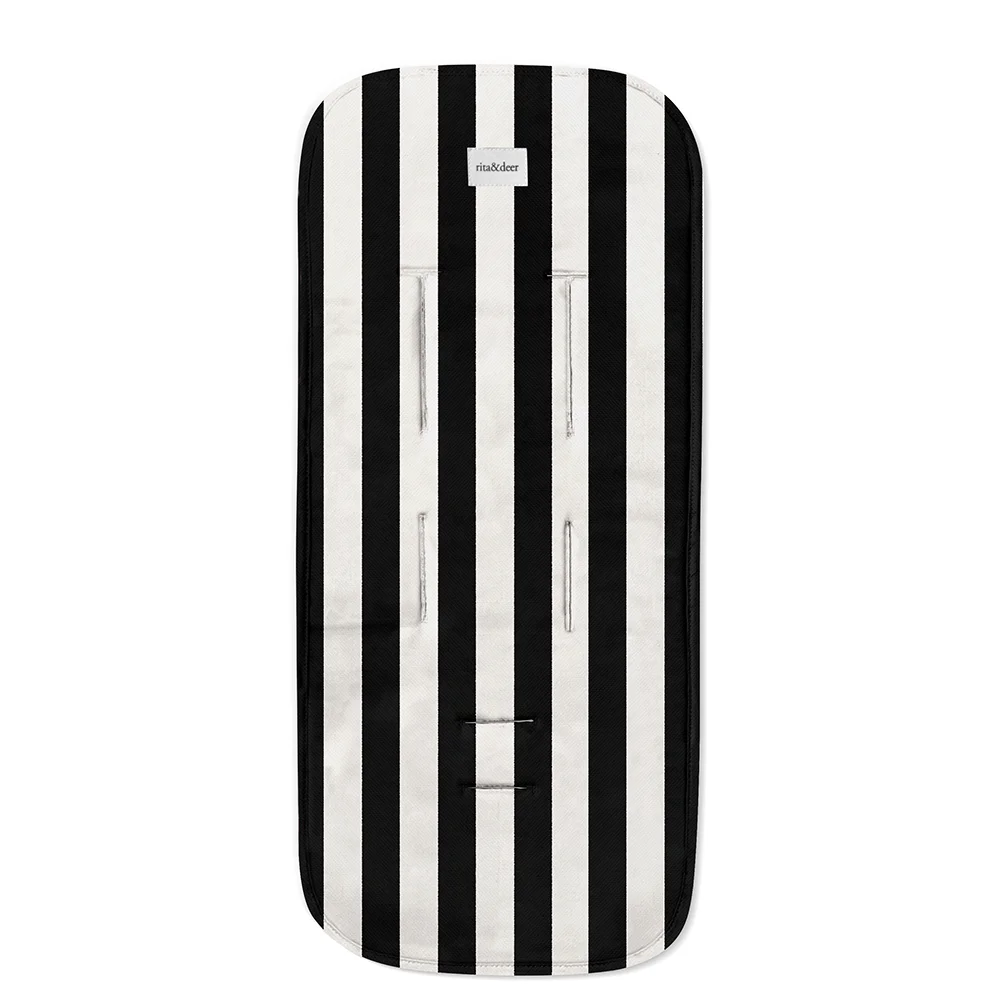 colchoneta para carro de bebé universal o silla de paseo universal con estampado de rayas negras y con un fondo beige arena sutil de la coleccion the striped d rita and deer