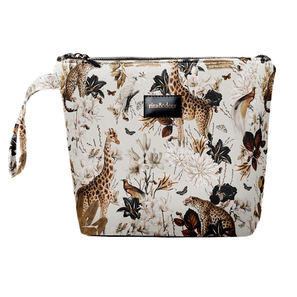 pañalera de bebé con animales estampados, jirafas, leopardos, plantas y palmeras exóticas con un fondo beige original y moderno. descubre la nueva pañalera de bebé de rita&deer y Olivier Wolff