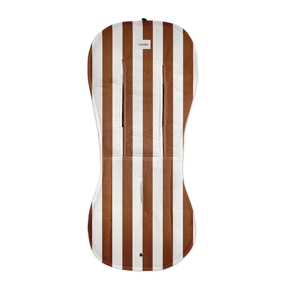 Colchoneta Cybex Mios rayas caramel fabricada en tejido de algodón 100% orgánico GOTS, mantiene a tu bebé cómodo y fresco gracias al tejido 3D transpirable. Cambia el estilo de tu sillita de paseo con la colchoneta integral para Cybex, transpirable, antimanchas e impermeable, un artículo que no puede faltar en los accesorios de tu carrito. Conseguirás darle un toque diferente con nuestra colección The Striped Caramel elegante, original, atemporal. Podrás combinarla con la colección Luxor, con estampado de jirafas y leopardos fusionados con plantas exóticas y palmeras basadas en la historia del antiguo Egipto. Combina la colchoneta de carro con el bolso del mismo estampado o con la colecciones Luxor o The Striped Caramel.