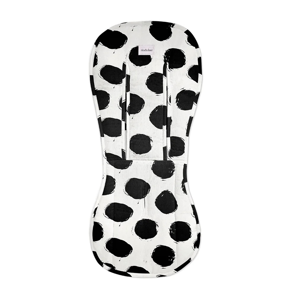 Colchoneta Cybex Mios Bubble Dots algodón 100% orgánico GOTS, mantiene a tu bebé cómodo y fresco gracias a su relleno acolchado y al tejido 3D transpirable. Cambia el estilo de tu sillita de paseo con la colchoneta transpirable para Cybex, antimanchas e impermeable, un artículo que no puede faltar en los accesorios de tu carrito. Conseguirás darle un toque diferente con nuestra colección Bubble Dots en fondo blanco roto y lunares en negro. Combina la colchoneta de carro con el bolso del mismo estampado o con el resto de accesorios de la colección Bubble Dots.