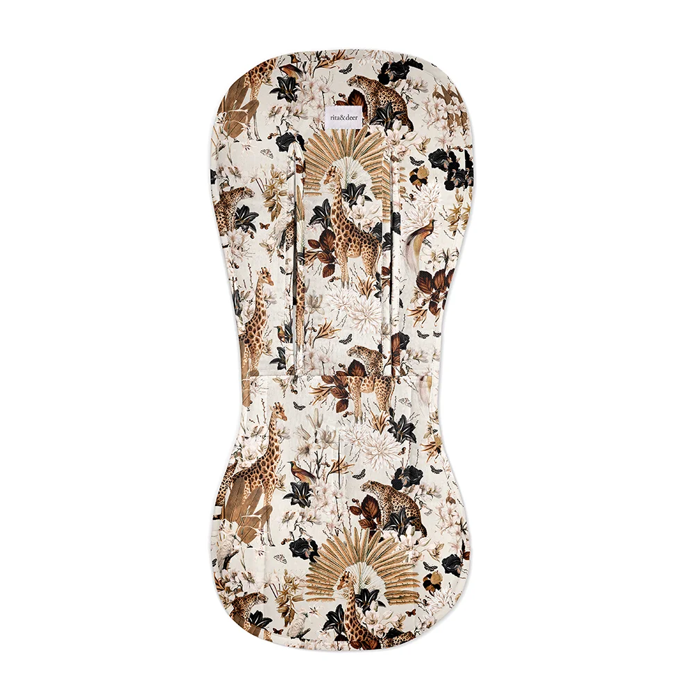 Colchoneta Cybex Mios Luxor fabricada en tejido de algodón 100% orgánico GOTS, mantiene a tu bebé cómodo y fresco gracias al tejido 3D transpirable. Cambia el estilo de tu sillita de paseo con la colchoneta integral para Cybex, transpirable, antimanchas e impermeable, un artículo que no puede faltar en los accesorios de tu carrito. Conseguirás darle un toque diferente con nuestra colección Luxor diferente, original, único, atemporal. Nuestra colección Luxor tiene un original estampado de jirafas y leopardos fusionados con plantas y palmeras exóticas y ancestrales del antiguo Egipto con un fondo beige elegante y en tendencia. Combina la colchoneta de carro con el bolso del mismo estampado o con la colecciones The Striped Black o Caramel.