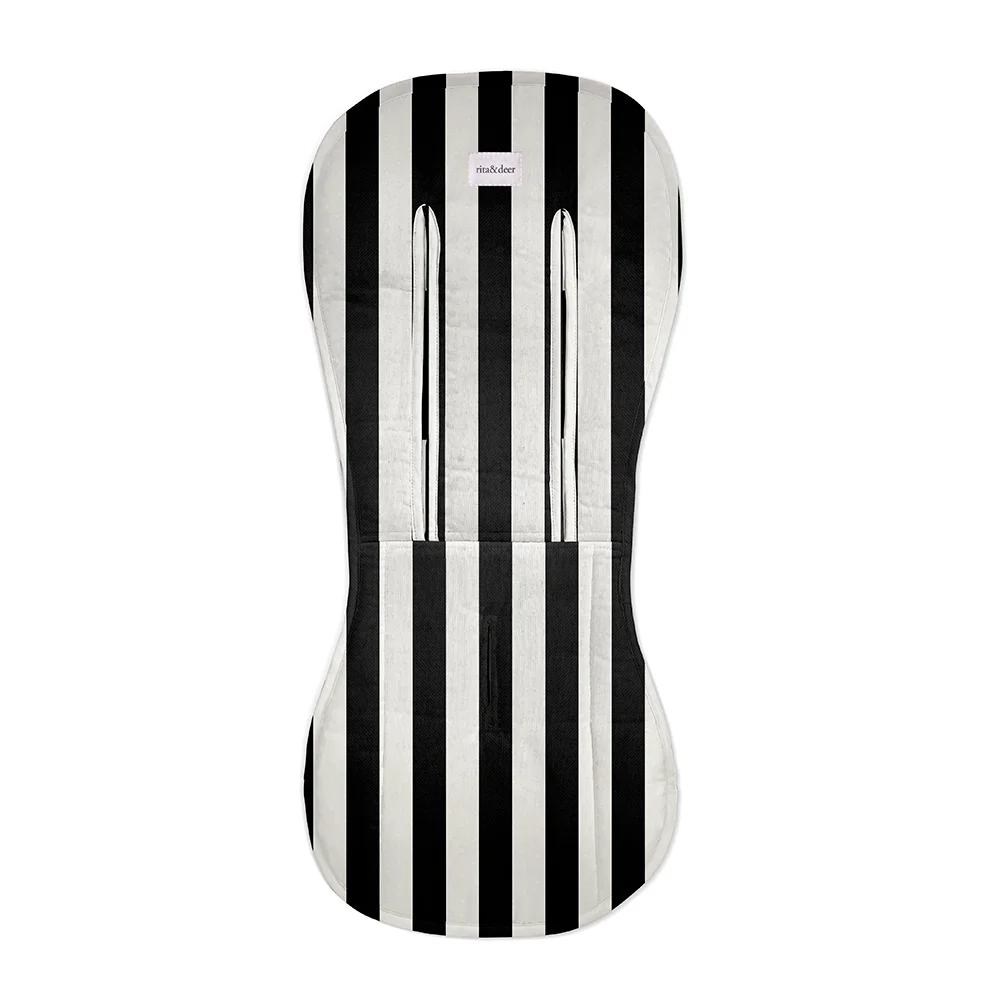Colchoneta Cybex Mios rayas negras compatible con fabricada en tejido de algodón 100% orgánico GOTS, mantiene a tu bebé cómodo y fresco gracias al tejido 3D transpirable. Cambia el estilo de tu sillita de paseo con la colchoneta integral para Cybex, transpirable, antimanchas e impermeable, un artículo que no puede faltar en los accesorios de tu carrito. Conseguirás darle un toque diferente con nuestra colección The Striped Black elegante, original, atemporal. Podrás combinarla con la colección Luxor, con estampado de jirafas y leopardos fusionados con plantas exóticas y palmeras basadas en la historia del antiguo Egipto. Combina la colchoneta de carro con el bolso del mismo estampado o con la colecciones Luxor o The Striped Caramel.
