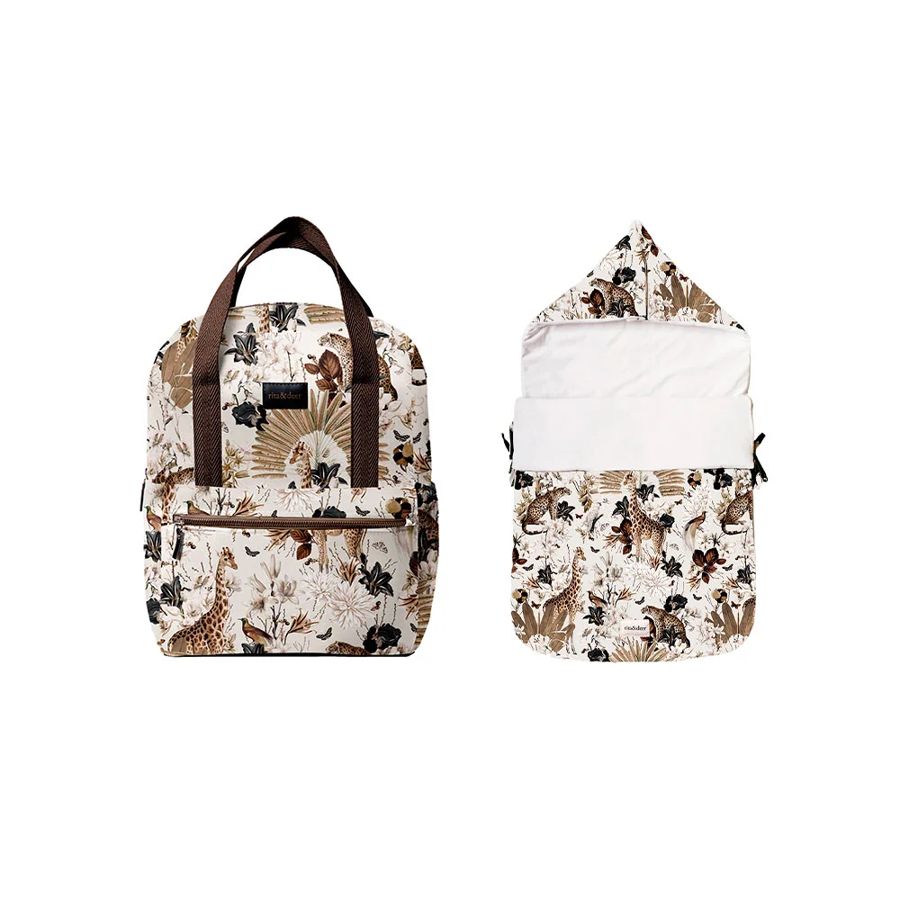 El pack mochila para carrito de bebé con saco capazo de Rita & Deer Luxor con jirafas y leopardos combina diseño y funcionalidad con características clave como el tejido antimanchas e impermeable. Este conjunto es ideal para padres que buscan soluciones prácticas y elegantes para el paseo del bebé. Este conjunto esencial combina una práctica mochila para tu carrito y un acogedor saco capazo, ambos confeccionados con tejido de algodón 100% orgánico OEKO-TEX que es a la vez lleva un acabado antimanchas e impermeable.