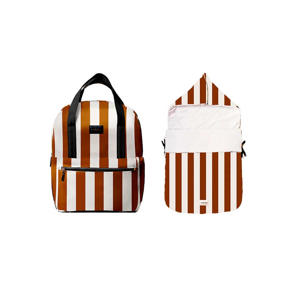 El pack mochila para carrito de bebé con saco capazo de Rita & Deer de rayas caramel combina diseño y funcionalidad con características clave como el tejido antimanchas e impermeable. Este conjunto es ideal para padres que buscan soluciones prácticas y elegantes para el paseo del bebé. Este conjunto esencial combina una práctica mochila para tu carrito y un acogedor saco capazo, ambos confeccionados con tejido de algodón 100% orgánico OEKO-TEX que es a la vez lleva un acabado antimanchas e impermeable.