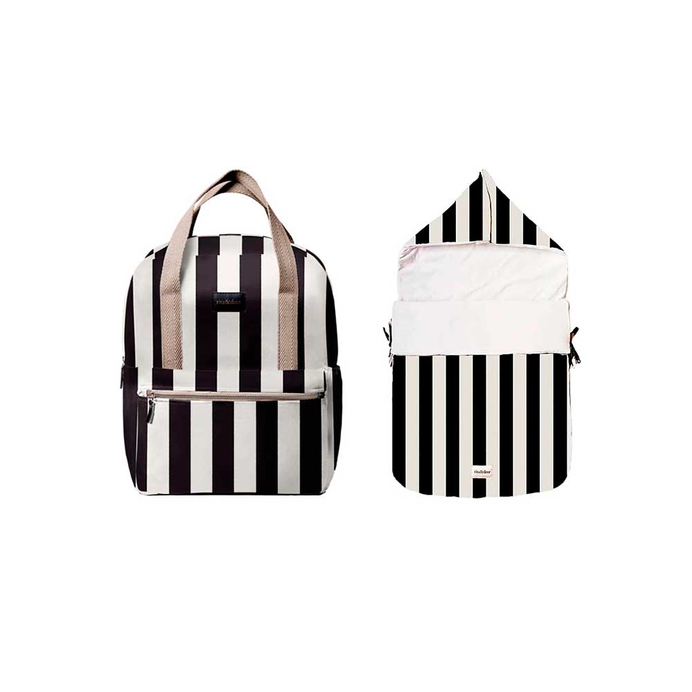 El pack mochila para carrito de bebé con saco capazo de Rita & Deer de rayas negras combina diseño y funcionalidad con características clave como el tejido antimanchas e impermeable. Este conjunto es ideal para padres que buscan soluciones prácticas y elegantes para el paseo del bebé. Este conjunto esencial combina una práctica mochila para tu carrito y un acogedor saco capazo, ambos confeccionados con tejido de algodón 100% orgánico OEKO-TEX que es a la vez lleva un acabado antimanchas e impermeable.