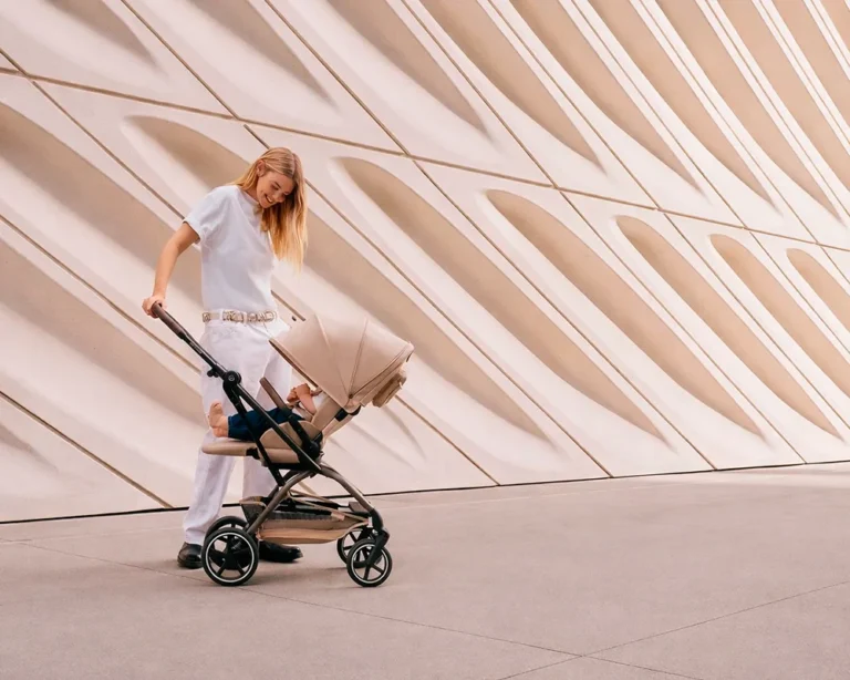 El Cybex Eezy S Twist+2 es uno de los cochecitos de bebé compactos más buscados por familias urbanas que necesitan ligereza, plegado reducido y asiento reversible con giro 360°. Diseñado para utilizarse desde el nacimiento hasta los 22 kg, combina funcionalidad, diseño premium y comportamiento estable en ciudad. En este análisis encontrarás características técnicas, ventajas reales, comparativas, opiniones y recomendaciones de compra para saber si realmente es el mejor cochecito compacto con giro 360 grados.