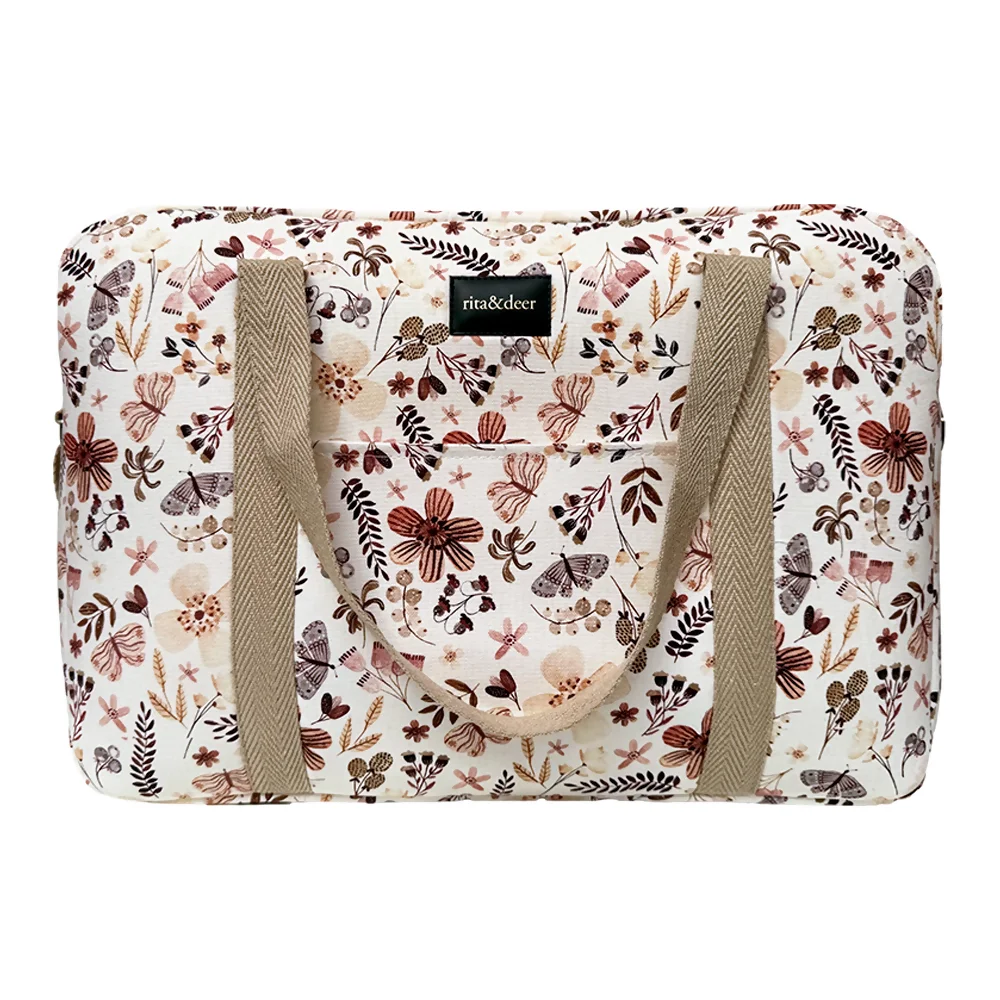 La bolsa de maternidad Butterfly es elegante, cómoda y versátil, la podrás usar como maleta para el hospital y llevar todo lo necesario del bebé para dar a luz, como bolsa de viaje o de fin de semana. Maleta o bolsa de maternidad amplia con gran capacidad, tiene cuatro bolsillos interiores engomados para mayor comodidad, para organizar las mudas y un bolsillo grande externo donde dejar el móvil o las llaves. Diseñado con asas cortas para poderlo transportar al hombro o en la mano y un asa larga regulable. Cierre con cremallera. Nuestro estampado Butterfly de mariposas en diferentes colores como lila, burdeos, rosa, morado y taupe crea una bolsa de maternidad original, diferente y única. Fabricada en algodón 100% orgánico, antimanchas e impermeable.