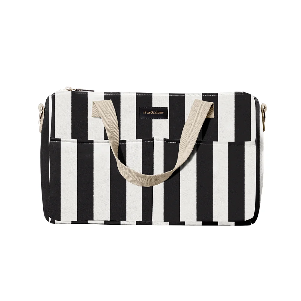El bolso para carro Chester rayas negras con cambiador incluido, es un bolso ligero, con la capacidad suficiente para llevar todas las cositas de tu bebé. Con su diseño y forma original, el bolso cambiador de bebé bowling con anclajes incluídos de regalo, resulta perfecto para llevar tus cosas y las de tu peque. Super práctico por su gran capacidad de almacenaje, sus numerosos bolsillos y su cambiador incluido. El bolso para carro de bebé Chester rayas negras puede llevarse a cualquier parte enganchado de un carrito de bebé, colgado del hombro o como bolso de mano gracias a sus dos cómodas asas. Completa el look de tu carrito de bebé con el saco capazo para bebé Rayas Negras, se adapta a todos los modelos de capazo, cuna, moisés, minicuna, cochecitos. Mullido, esponjoso y ligero fabricado en algodón 100% orgánico con certificado GOTS y Oeko-Tex con un tejido muy suave para la piel de nuestro bebé.