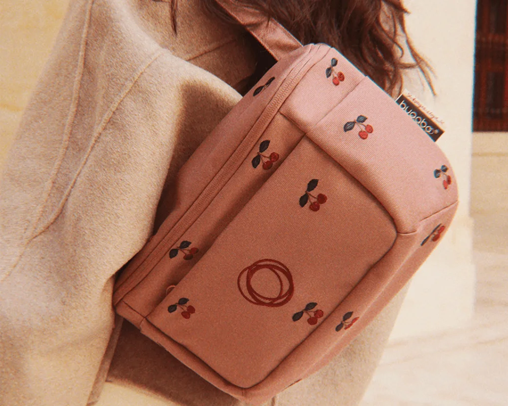 bolso organizador carro bebe bugaboo x konges slojd cherry de cerezas ilustradas
