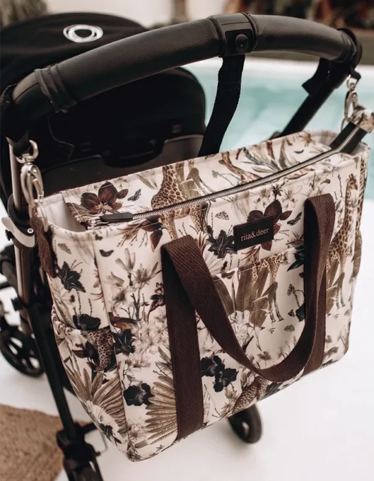 Bolso para carro de bebé bolsa para carro original moderno y diferente de rita&deer con estampados exclusivos y único para ti y para tu bebé. bolso de carro fabricado en algodón 100% orgánico antimancha e impermeable. bolsos panera de bebé o bolsa panera para bebés que gustan tanto a mama´como a papá y un regalo especial para embarazadas.