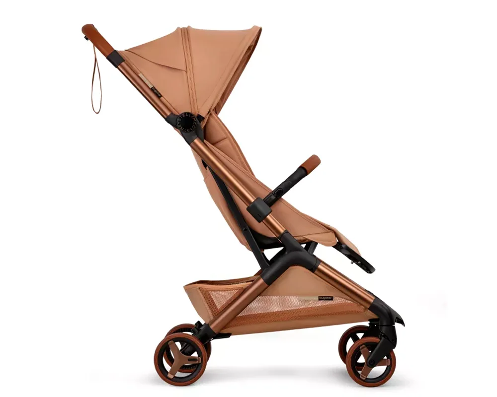 Bugaboo Butterfly 2 plus x Stella Mc Cartney La fusión entre la alta moda y la puericultura premium alcanza su punto álgido con la esperada alianza entre la firma holandesa Bugaboo y la icónica diseñadora británica Stella McCartney. Esta colaboración de edición limitada redefinirá el paseo urbano a través de una propuesta que combina elegancia atemporal, innovación técnica y un compromiso inquebrantable con la sostenibilidad.